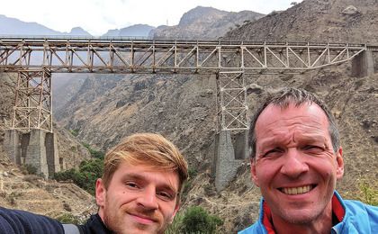 Das in Peru endemische Oroya-Fieber erreichte während des Baus  der Eisenbahnstrecke von Lima in das 5.000 m hoch gelegene Minengebiet La Oroya Ende des 19. Jahrhunderts traurige Berühmtheit:  Etwa 8.000 Menschen starben an „Oroya-Fieber“. Der Name eines  Viadukts („Puente de Verrugas“) dieser Bahnstrecke erinnert noch heute an die Toten; man sagt, jede Schwelle dieser Eisenbahnstrecke habe ein Menschenleben gekostet. Hier ein Bild des Autors des  Beitrags zusammen mit dem Projekt betrauten Mitarbeiter Dr. Alexander  Dichter am Viadukt „Puente de Verrugas“ an der Bahnstrecke Lima –  La Rocha im Rahmen einer Feld-Studie (Peru, November 2022)