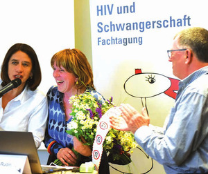 25 Jahre, ein Grund zu feiern:
      Teilnehmerin Dr. Angelika Tsang, Tagungsleiterin Dr. Annette Haberl und Referent Prof. Christoph Rudin 