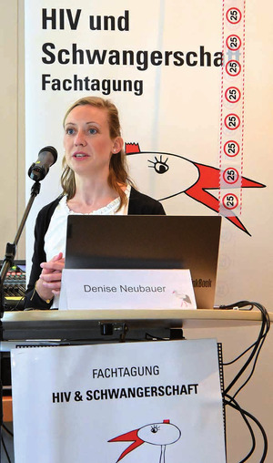 Hebamme Denise Neubauer bei ihrem
      Vortrag