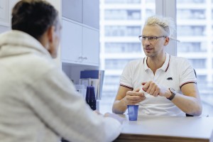 Bei der Substitution verschreibt ein Arzt oder eine Ärz- tin ein Medikament (z.B. Methadon oder Buprenorphin), durch dessen Einnahme Entzugserscheinungen vermie- den werden. Die Kosten werden von der Krankenkasse übernommen.